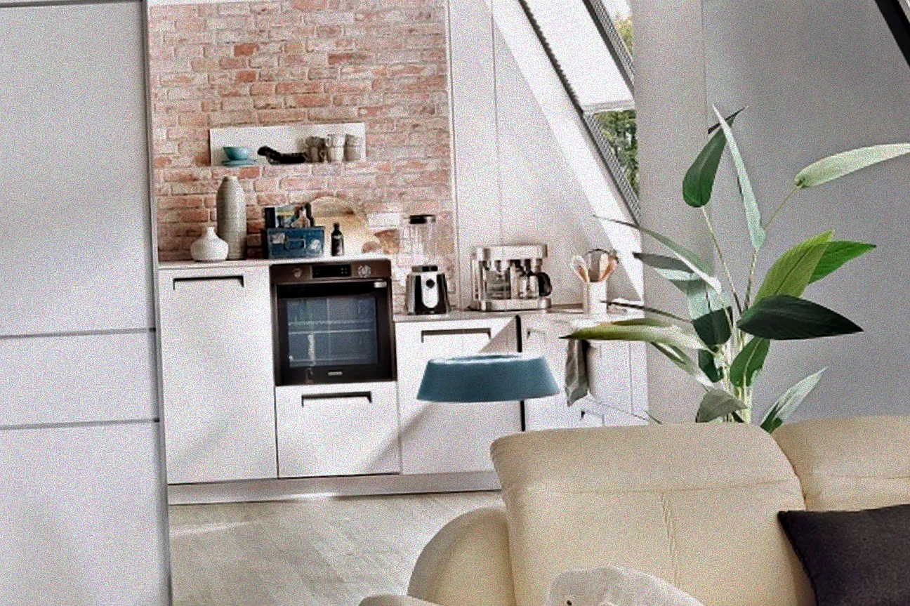 Dekorierte Terrasse mit Kissen und Decken