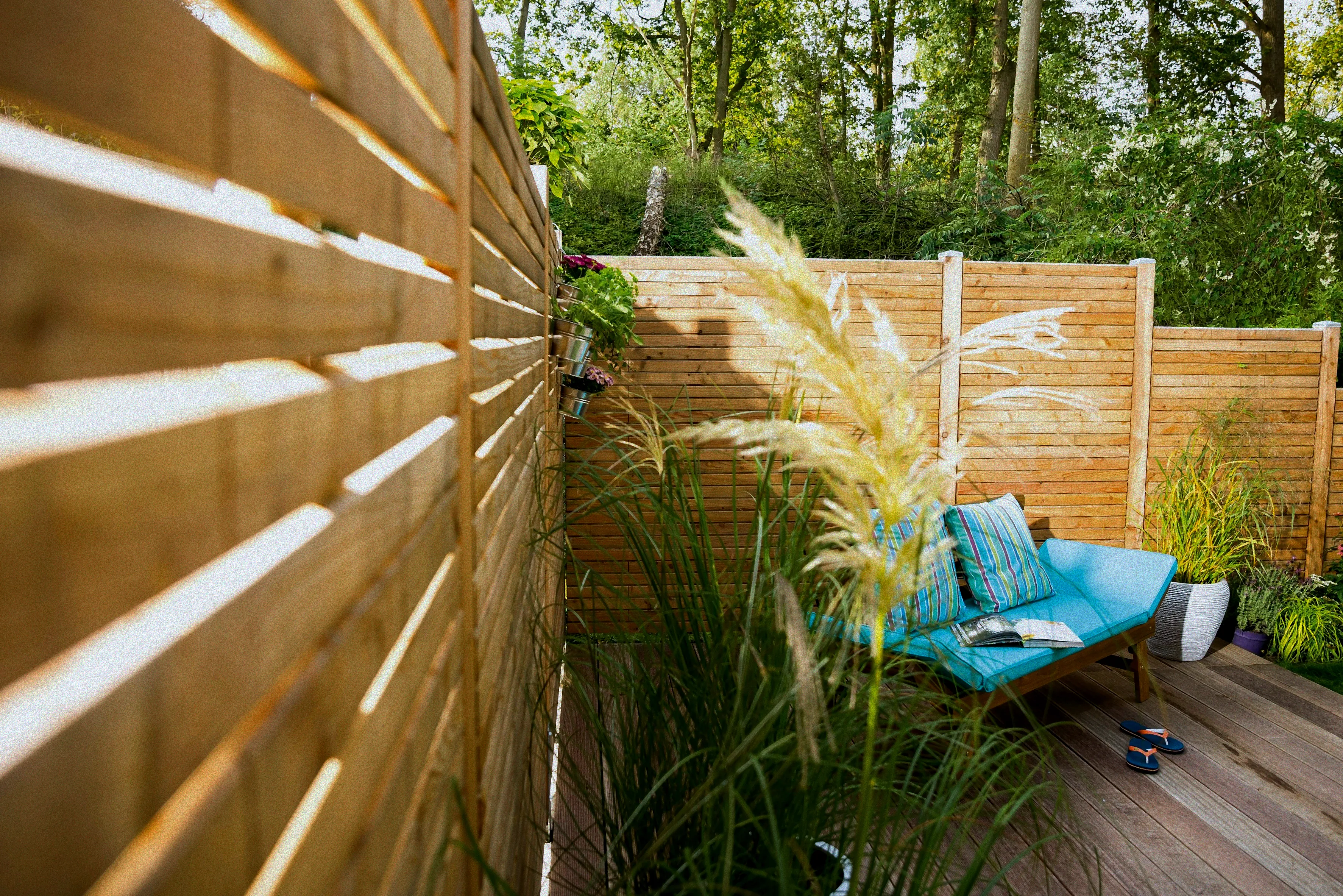 Terrasse mit Lichterketten und Laternen