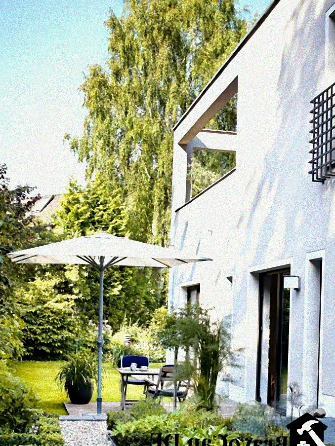 Langer Garten mit verschiedenen Bereichen