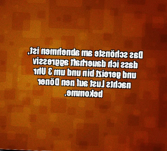 Blühende Zimmerpflanzen in Töpfen